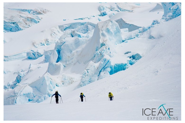 randonneurs à la péninsule antarctique avec des inmenses séracs au fond